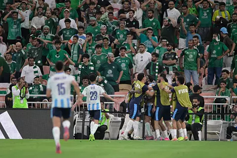 "صدمة وحزن وقميص الأهلي والزمالك".. لقطات من فوز بيراميدز بكأس نصف الارض (صور)